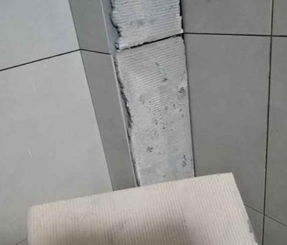 故城瓷砖空鼓维修公司分享下厨房瓷砖脱落的补救措施。